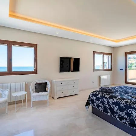 Willa Irene, Large First Line With Amazing Sea- And Coast Views And Large Private Swimming Pool!
